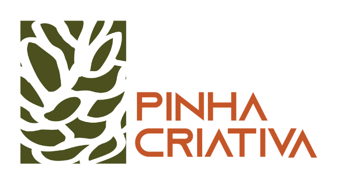 Logotipo da Pinha Criativa, com a pinha em verde e o nome em terracota