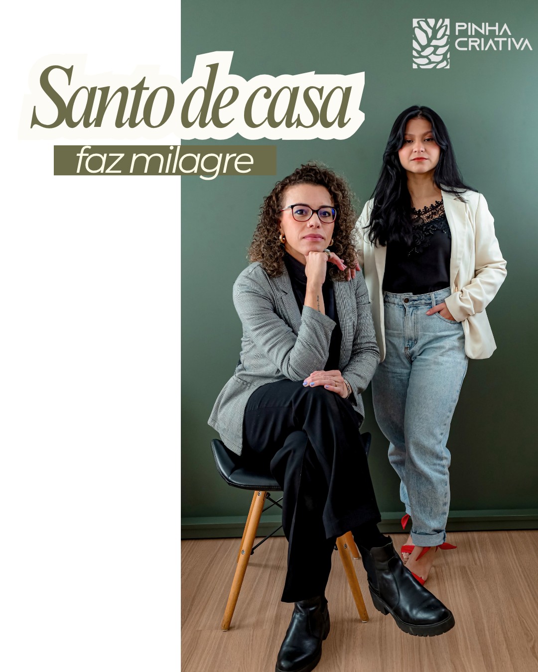 Duas integrantes da Pinha Criativa diante de parede verde, com o texto Santo de casa faz milagre
